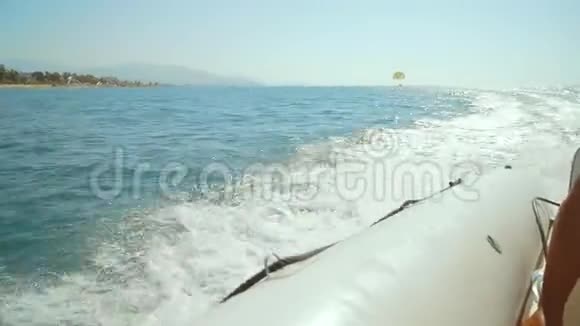 充气船在海上高速航行从船上看视频的预览图