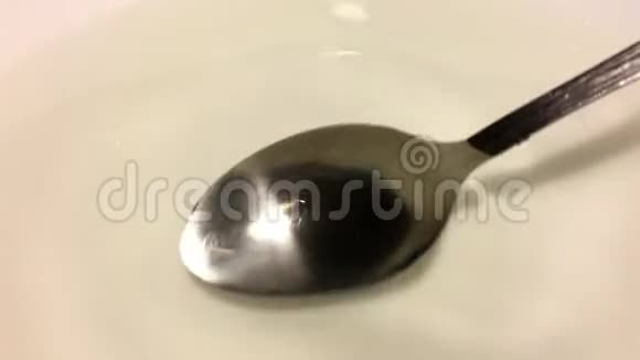 勺子在最纯净的水中搅拌药物视频的预览图