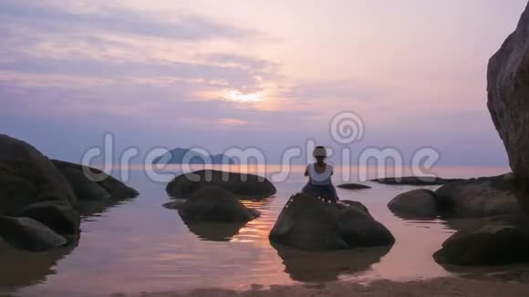 独自一个女孩在海上看日落时间流逝视频的预览图