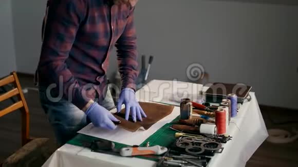 手工制作皮夹的过程主人检查一块漆皮手工制作视频的预览图