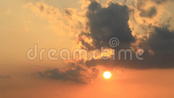 夕阳西下的橘色天空视频的预览图