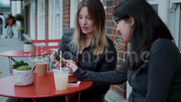 在一家街头咖啡馆里享受饮料视频的预览图