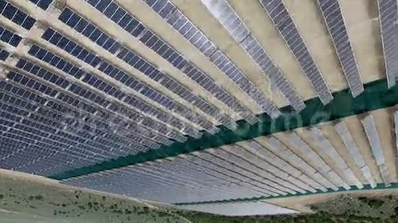在农业景观中通过太阳能发电厂进行相机飞行可再生资源主题的工业背景视频的预览图