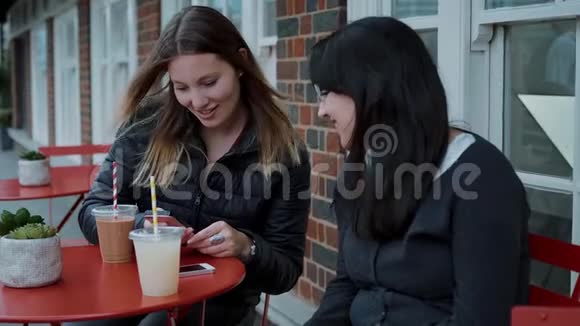 在一家街头咖啡馆里享受饮料视频的预览图