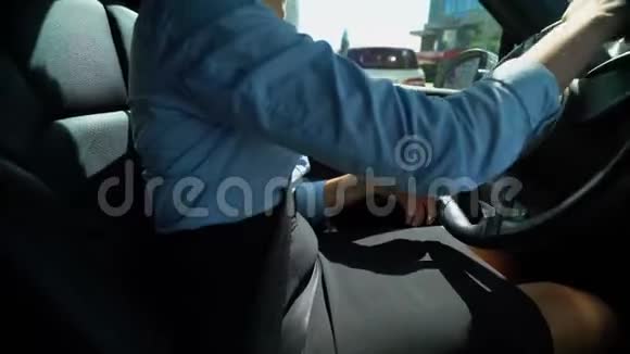 女司机开车回停车场倒车注意司机特写视频的预览图