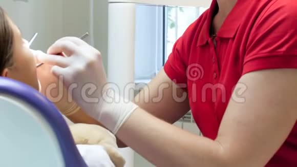 牙科医生在外科口罩及防护口罩治疗病人的4k录像视频的预览图