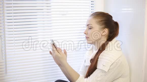 交流红头发的年轻白种女人在打电话视频的预览图