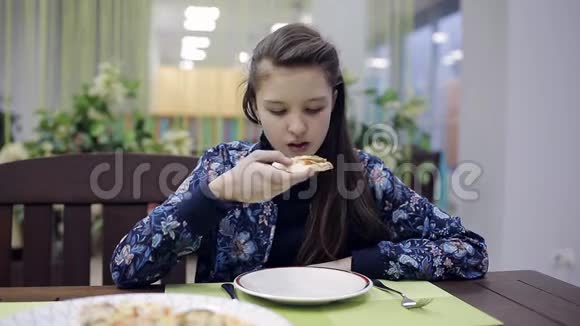 少女在披萨店吃饭快餐中不健康的食物视频的预览图