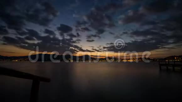 一个奥地利小镇在湖边的夜晚视频的预览图