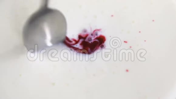 勺子混合酸奶和水果果酱视频的预览图