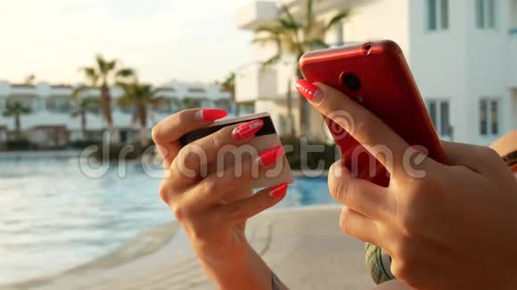 使用信用卡和红色智能手机在线购物视频的预览图