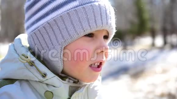 一个小孩子在公园里散步特写的脸新鲜空气中的乐趣和游戏视频的预览图
