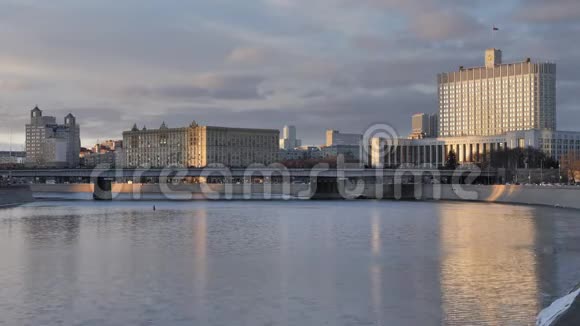 俄罗斯莫斯科中心城市景观的河流桥梁和建筑物的不同爬山虎视频的预览图