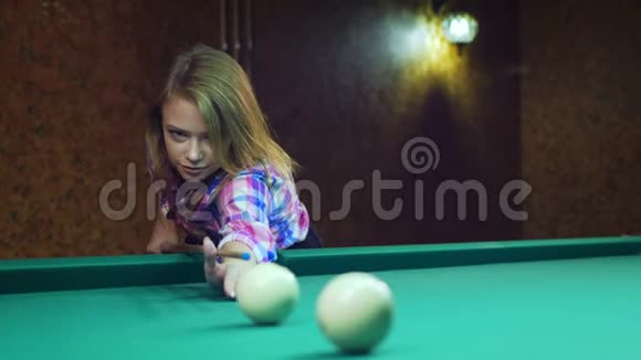 年轻的金发女人玩俄罗斯台球视频的预览图