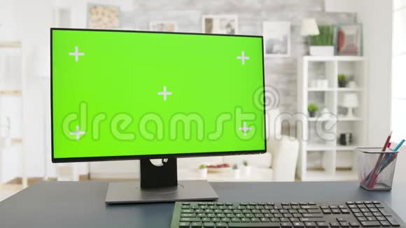 在舒适明亮的客厅里用绿色屏幕显示视频的预览图