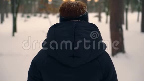 特写肖像红姜发女孩在一个雪地公园4K视频的预览图