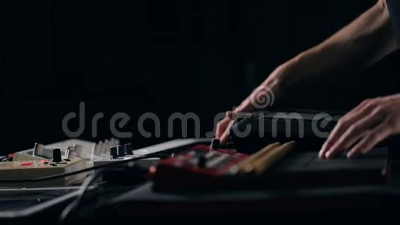 音乐家演奏钥匙和曲调合成器视频的预览图
