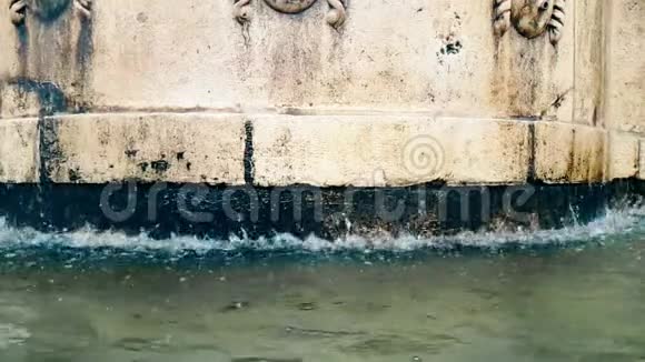 马泰拉的老喷泉水落下来水滴反弹历史纪念碑和视频的预览图