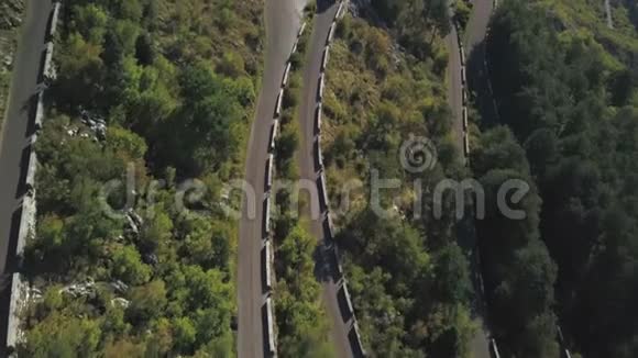 空中飞过著名的蛇形山路库存山崖旁有交通的蛇形公路视频的预览图