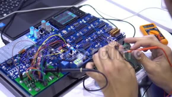 修理电脑的一个细节技术大师视频的预览图