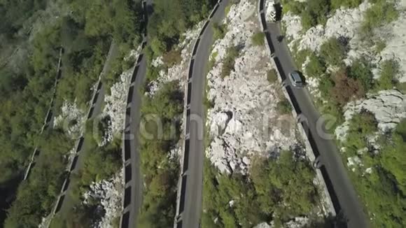 空中飞过著名的蛇形山路库存山崖旁有交通的蛇形公路视频的预览图