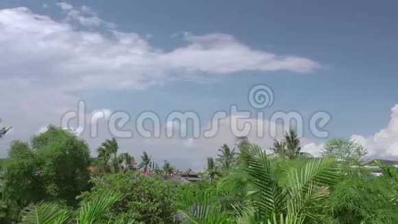 屋顶和热带树木上的云快速运动视频的预览图