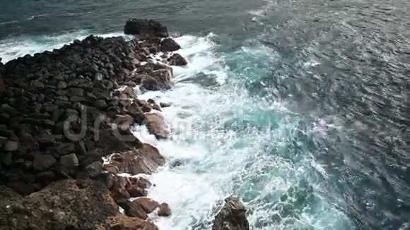 西班牙大西洋加那利群岛特内里费岛海岸的巨浪视频的预览图