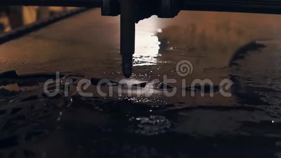 工业激光切割机是在钢板上雕刻图案特写视频的预览图