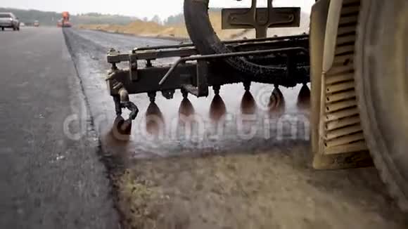 机器在新路上喷洒沥青沥青视频的预览图