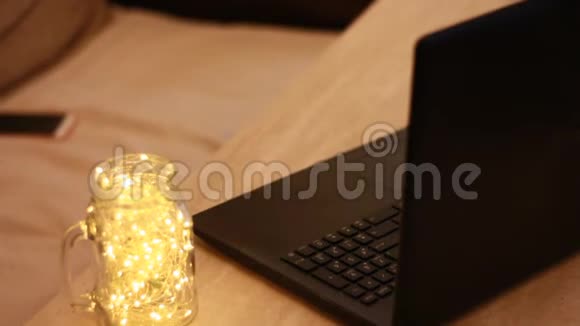 女孩的手在家里的办公桌上使用电脑笔记本电脑背景与波克灯视频的预览图