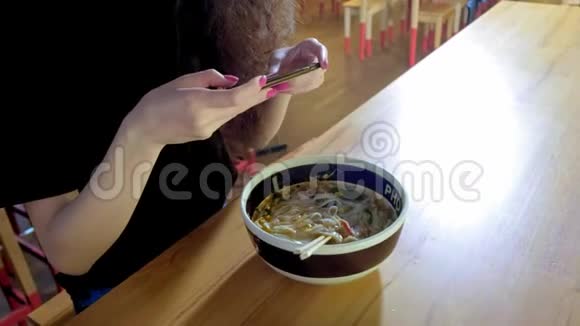 一个可爱的年轻亚洲女孩在亚洲咖啡馆里拍了一张pho汤的照片中国越南或日本咖啡馆或餐馆视频的预览图