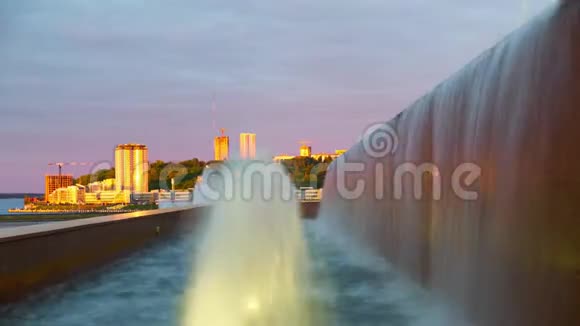 日落时分的城市喷泉时光飞逝视频的预览图
