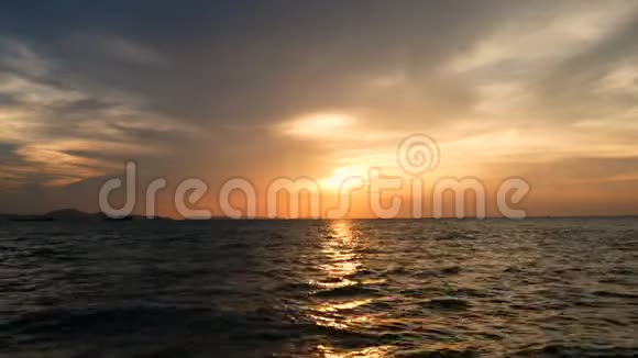 4K片热带海滩海面上美丽的日落视频的预览图