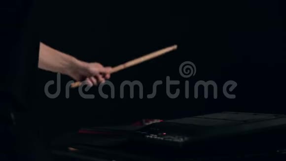音乐家在电子垫上用鼓槌和曲调缓慢地演奏视频的预览图