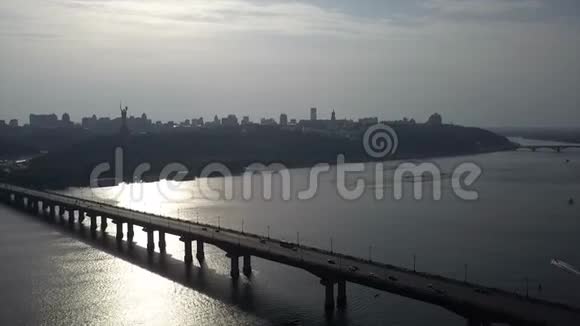 布里奇越过第聂伯河船城基辅地平线日落无人机镜头空中视频的预览图