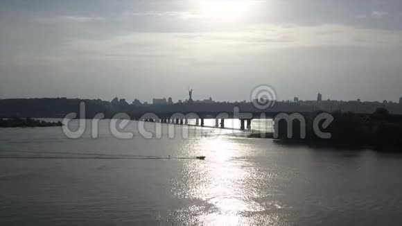 布里奇越过第聂伯河船城基辅地平线日落无人机镜头空中视频的预览图
