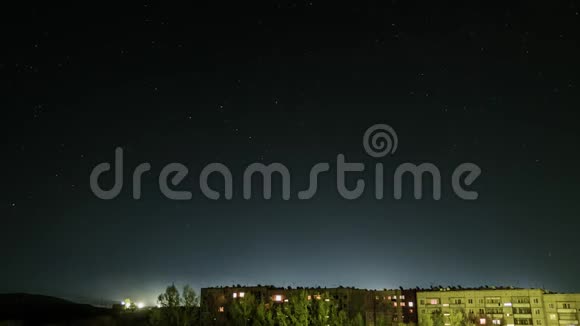 星空在房屋背景下的时间线窗户上的光线是亮着的塞米巴拉金斯克视频的预览图