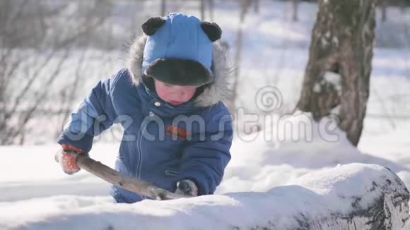 一个小孩在冬季公园里玩耍笑嘻嘻的晴朗的霜天新鲜空气中的乐趣和游戏视频的预览图