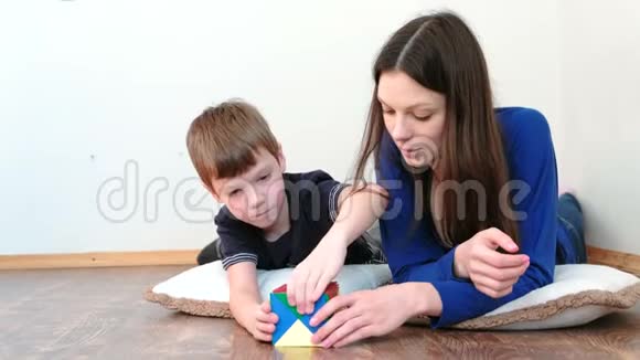 母亲和儿子正在用有色金属磁性三角形从塑料构造器建造视频的预览图