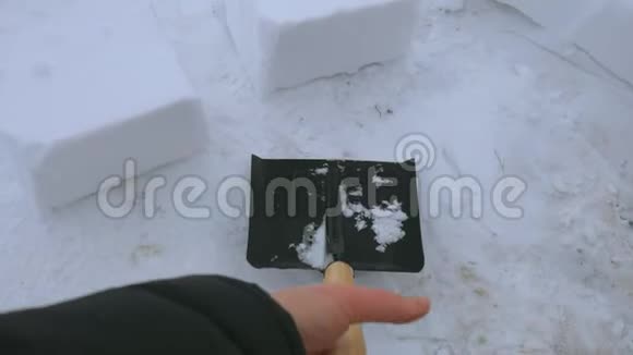 人从小路上铲雪暴风雪过后用雪铲从人行道上除雪小雪团视频的预览图