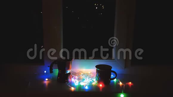 圣诞节和新年作文杯咖啡红色间歇泉咖啡机和夜晚窗台上的灯光视频的预览图