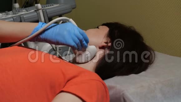女人在做颈部超声波检查视频的预览图