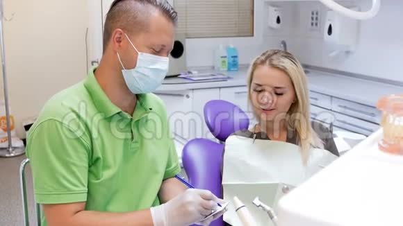 4k张牙医处方给女病人的录像视频的预览图