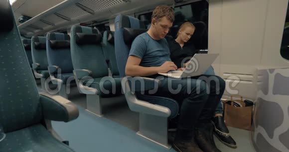 带手提电脑和手机的乘客视频的预览图
