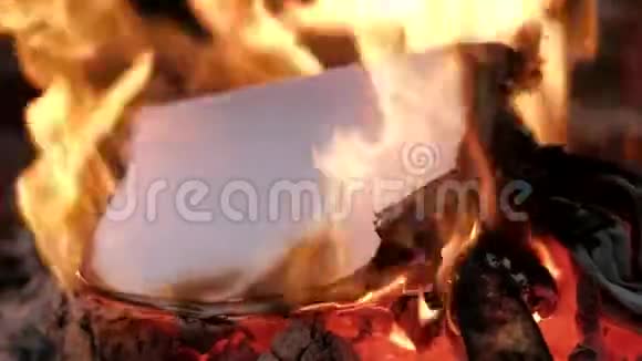 一堆纸被烧在火里视频的预览图