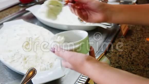 把切好的黄瓜放在盘子里在咖啡馆里浇上酱汁自助服务视频的预览图
