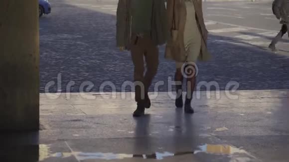 幸福的一对夫妇在城市里散步用柔和的自然晨曦交谈混合种族夫妇日出视频的预览图