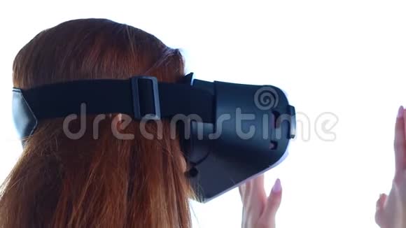 女人用虚拟现实眼镜对着天空视频的预览图