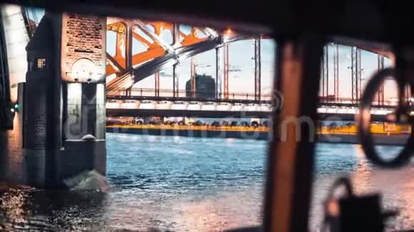 在桥下的货船视频的预览图