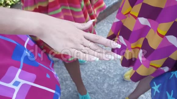 一群年轻女孩穿着活力四射的摇滚连衣裙双手放在屏幕中央视频的预览图